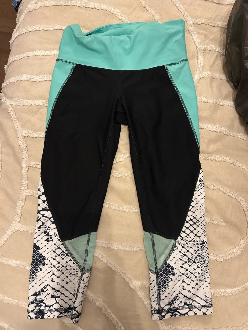 Xersion Black & Mint High-Rise Capri Leggings with Printed Panels - Picture 4 of 6